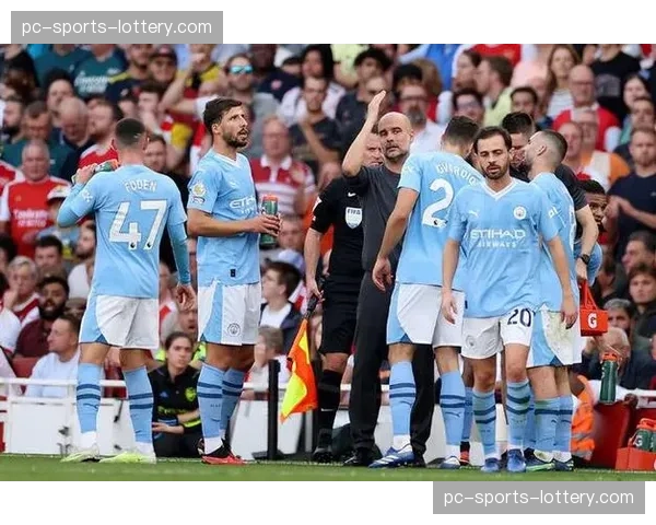 瞬间：阿克头球破门后冲向角旗区，与曼城球迷疯狂庆祝