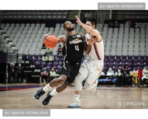 【2026年4月CBA联赛·赛中·聚焦特写：弗格站上罚球线，大屏幕同步显示其本赛季季后赛罚球命中率高达92.1%